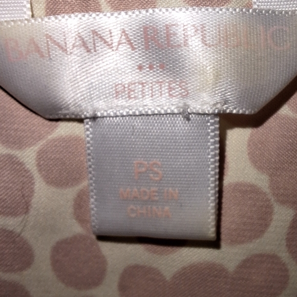 A Banana Republic ladies sleeveless cheetah print top in a size petite small. - Picture 2 of 5